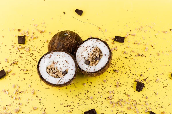 Granola Com Chocolate Creme Iogurte Tigela Coco Sobre Fundo Amarelo — Fotografia de Stock
