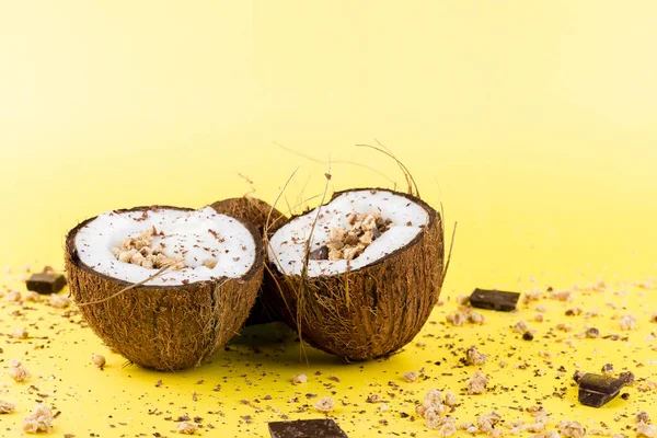 Granola Com Chocolate Creme Iogurte Tigela Coco Sobre Fundo Amarelo — Fotografia de Stock