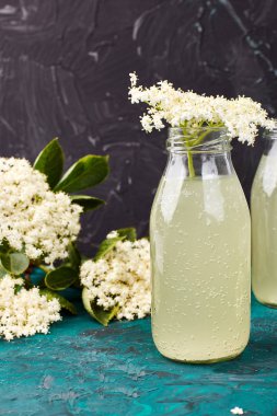 Kombucha çayı elderflower yeşil arka plan ile. Ev yapımı infüzyon içecek fermente. Yaz sağlıklı doğal probiyotik içki aromalı. Kopya girintili