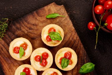 Mini tart kiraz domates ile ahşap tahta üzerinde mozzarella peyniri ile. Üstten Görünüm. Kopya alanı.