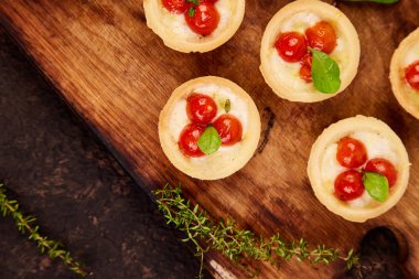 Mini tart kiraz domates ile ahşap tahta üzerinde mozzarella peyniri ile. Üstten Görünüm. Kopya alanı.