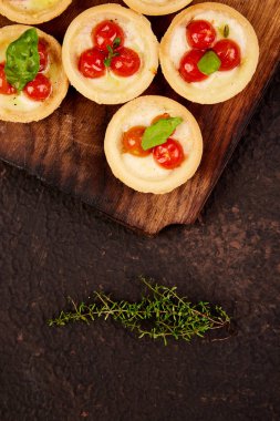 Mini tart kiraz domates ile ahşap tahta üzerinde mozzarella peyniri ile. Üstten Görünüm. Kopya alanı.