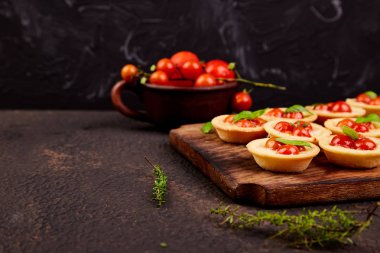 Mini tart kiraz domates ile ahşap tahta üzerinde mozzarella peyniri ile.