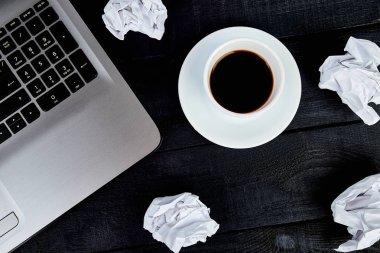 Arama fikirler kavram. Buruşuk Kağıt fikir. Modern çalışma alanı ile defter ya da laptop, kahve. Natürmort, iş, ofis, banka donatımı veya eğitim kavramı. Düz yatıyordu. Üstten görünüm. Sınav, okul, öğrenci