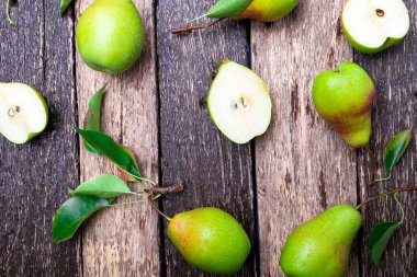 Ahşap rustik zemin üzerine armut. Üstten görünüm. Çerçeve. Sonbaharda hasat. Düz yatıyordu