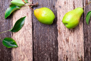 Ahşap rustik zemin üzerine armut. Üstten görünüm. Çerçeve. Sonbaharda hasat. Uzay kopyalayın. Düz yatıyordu