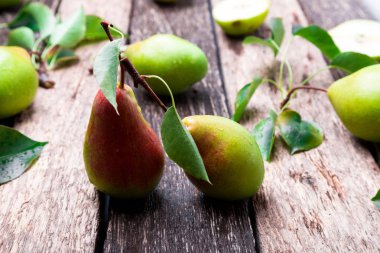 Ahşap rustik zemin üzerine armut. Sonbaharda hasat