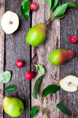 Armut ve ahşap rustik arka plan üzerinde küçük elma. Üstten görünüm. Çerçeve. Sonbaharda hasat. Düz yatıyordu