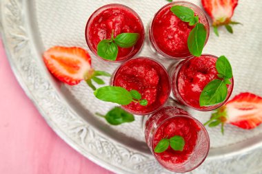 Çilek şerbetler serinletici yaz, granita içecek gözlük gümüş tepsi üzerinde hizmet içinde slush. Sağlıklı düşük kalorili yaz tedavi, tatlı. Kokteyl, pembe arka plan buzlu. Düz yatıyordu. Kopya alanı