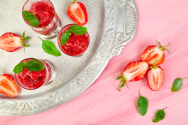 Çilek şerbetler serinletici yaz, granita içecek gözlük gümüş tepsi üzerinde hizmet içinde slush. Sağlıklı düşük kalorili yaz tedavi, tatlı. Kokteyl, pembe arka plan buzlu. Düz yatıyordu. Kopya alanı