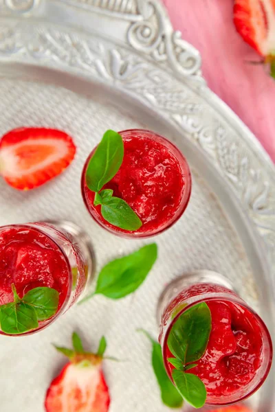 Letní Osvěžující Jahodový Sorbet Umělá Nápoj Granita Slouží Brýle Stříbrném — Stock fotografie