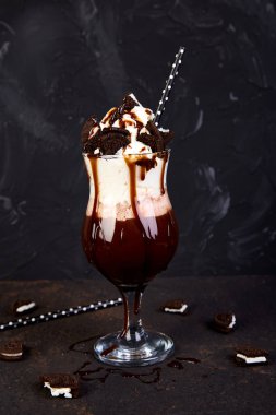 Çikolata, kurabiye ve tatlı ile aşırı milkshake. Deli freakshake. Uzay kopyalayın. Gıda eğilim. Overshake