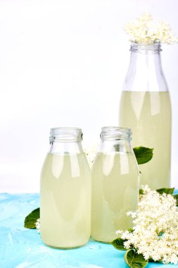 Kombucha çayı elderflower çiçek mavi arka plan ile. . Ev yapımı infüzyon içecek fermente. Yaz sağlıklı doğal probiyotik içki aromalı. Kopya girintili