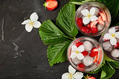 Çilek detoks su ile Yasemin çiçeği. Yaz buzlu içeceği ya da çay. Limonata berry ile. Taze çilek aromalı su içinde gözlük. Uzay kopyalayın. Diyet. Üstten görünüm