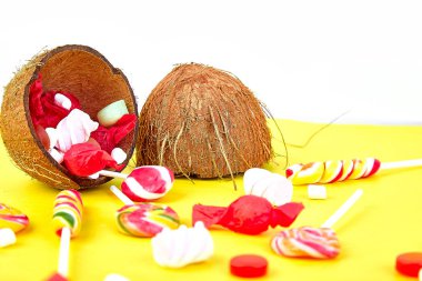 Şekerler sarı kağıt arka plan üzerine Hindistan cevizi dan patlama. Kopya alanı. 