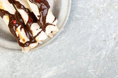 Meksika tavuk enchiladas chili çikolata salsa köstebek poblano ile. Tradiional Latin Amerika mutfağı. Üstten Görünüm. Kopya alanı. 