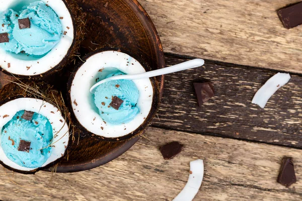 Niebieski Lód Krem Czekoladą Coconut Miski Podłoże Drewniane Summer Jedzenie — Zdjęcie stockowe