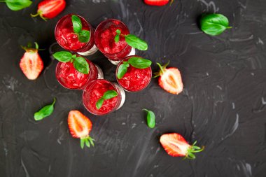 Çilek şerbetler serinletici yaz, granita içecek gözlük hizmet içinde slush. Sağlıklı düşük kalorili yaz tedavi, tatlı. Siyah arka plan üzerine Buzlu kokteyli. Düz la
