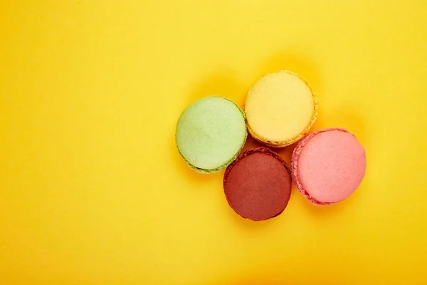 Süßes Dessert Macaron Oder Makronen Auf Gelbem Papier Hintergrund Bunte — Stockfoto