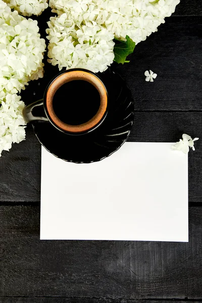 Taza Café Con Hortensias Ramo Flores Con Tarjeta Felicitación Vacía —  Fotos de Stock