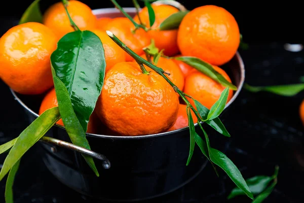 Mandarines Fraîches Dans Panier Sur Fond Noir Fond Agrumes Macro — Photo