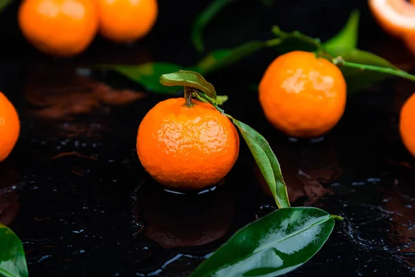 Mandarines Fraîches Oranges Pelées Tranchées Sur Fond Noir Agrumes Fond — Photo