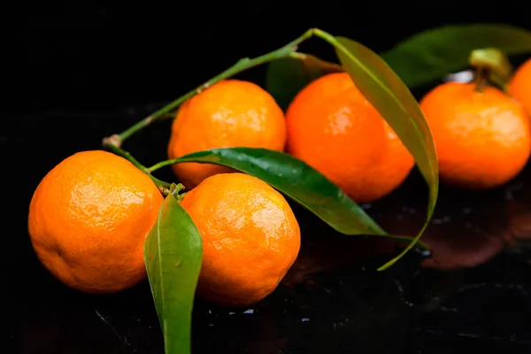 Mandarines Fraîches Sur Fond Noir Fond Agrumes Mouillé Macro — Photo