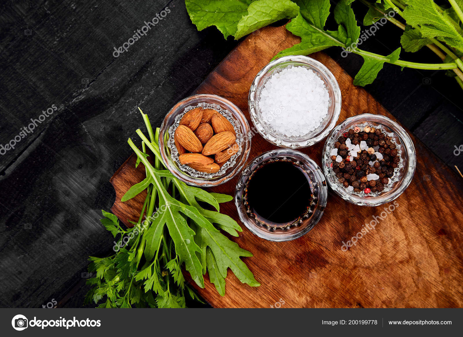 Zutat Fur Salat Blatt Auf Holzschneidebrett Mischen Salat Mangold Petersilie Stockfoto C Bondarillia