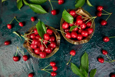 Kase yeşil zemin üzerine kırmızı kiraz. Yaz veya bahar kavramı. Hasat. Üstten görünüm. Düz yatıyordu