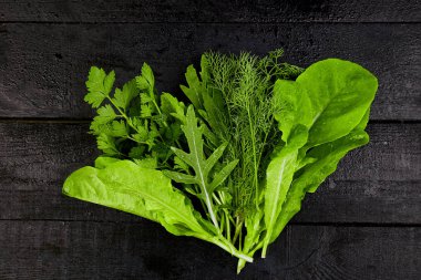Yaprak salata siyah masada karıştırın. Düz yatıyordu. Uzay kopyalayın. Marul, mangold, maydanoz, dere otu, roka sağlıklı beslenme açık yiyecek Vegan