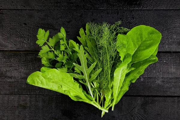 Yaprak salata siyah masada karıştırın. Düz yatıyordu. Uzay kopyalayın. Marul, mangold, maydanoz, dere otu, roka sağlıklı beslenme açık yiyecek Vegan