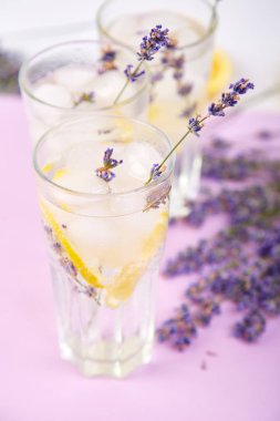 Lavanta Limonata limon ve mor zemin üzerine buz. Suyu detoks. Yaz içeceği. Diyet kokteyl. Güzel.