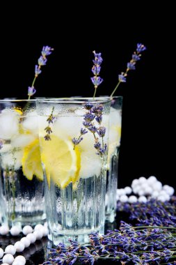 Lavanta Limonata limon ve siyah arka plan üzerine buz. Suyu detoks. Yaz içeceği. Diyet kokteyl. Güzel.