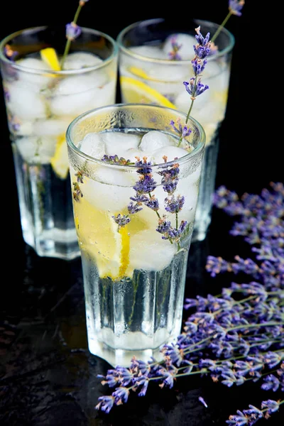 Lavanta Limonata limon ve siyah arka plan üzerine buz. Suyu detoks. Yaz içeceği. Diyet kokteyl. Güzel.