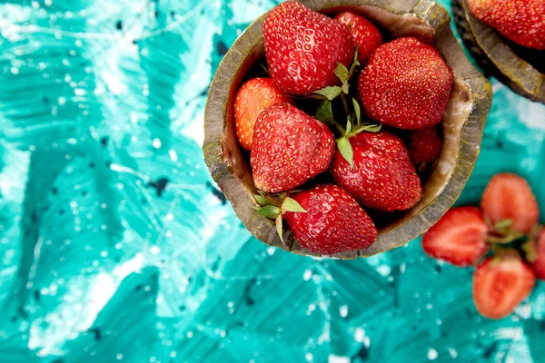 Strawberry Bowl Green Background Flat Lay Top View Copy Space — Stock Photo, Image
