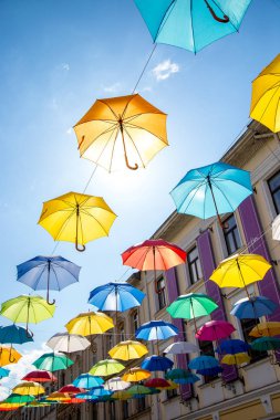 Şemsiye gökyüzü. Renkli şemsiyeler arka plan. Sokak dekorasyon.