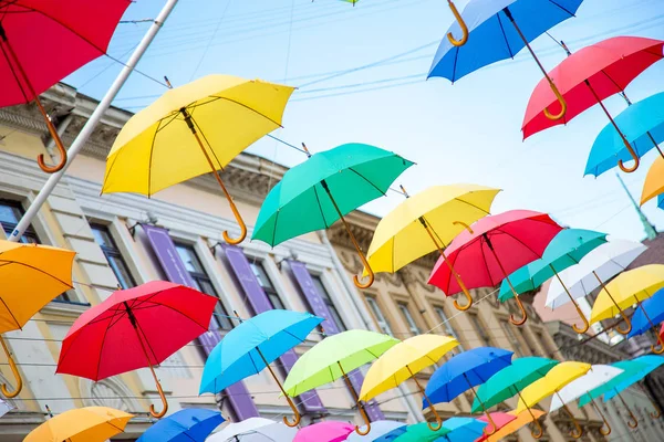 Şemsiye gökyüzü. Renkli şemsiyeler arka plan. Sokak dekorasyon.