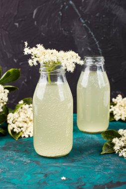 Kombucha çayı elderflower yeşil arka plan ile. Ev yapımı infüzyon içecek fermente. Yaz sağlıklı doğal probiyotik içki aromalı. Kopya girintili