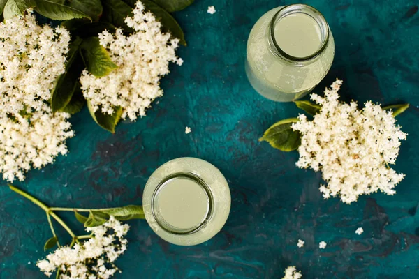 Kombucha çayı elderflower yeşil arka plan ile. Ev yapımı infüzyon içecek fermente. Yaz sağlıklı doğal probiyotik içki aromalı. Üstten görünüm.