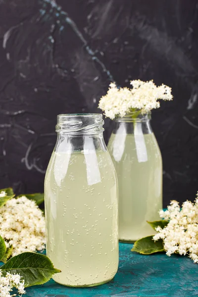 Kombucha çayı elderflower yeşil arka plan ile. Ev yapımı infüzyon içecek fermente. Yaz sağlıklı doğal probiyotik içki aromalı. Kopya girintili