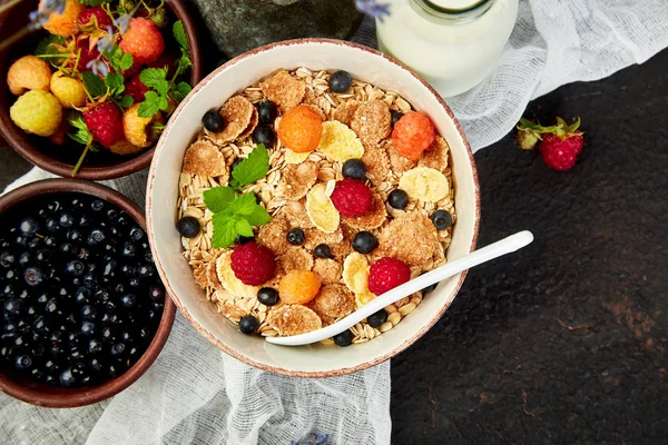 Sağlıklı vejetaryen kahvaltı. Yulaf ezmesi, granola ahududu ve yaban mersini kase üzerinde kahverengi zemin, buket lavanta ile. Üstten görünüm. Düz yatıyordu. 