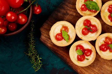 Mini tart kiraz domates ile ahşap tahta üzerinde mozzarella peyniri ile. Üstten Görünüm. Kopya alanı.