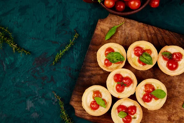 Mini tart kiraz domates ile ahşap tahta üzerinde mozzarella peyniri ile. Üstten Görünüm. Kopya alanı.
