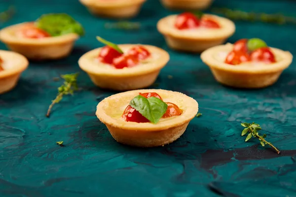 Mini Tarte Roșii Cherry Brânză Mozzarella Fundal Verde — Fotografie, imagine de stoc