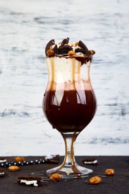 Çikolata, kurabiye ve tatlı ile aşırı milkshake. Deli freakshake. Uzay kopyalayın. Gıda eğilim. Overshake