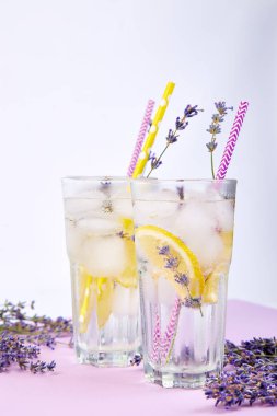 Lavanta Limonata limon ve mor zemin üzerine buz. Suyu detoks. Yaz içeceği. Diyet kokteyl. Güzel.