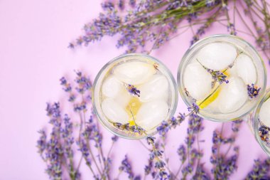 Lavanta Limonata limon ve mor zemin üzerine buz. Suyu detoks. Yaz içeceği. Diyet kokteyl. Güzel. Üstten görünüm. Kopya alanı.
