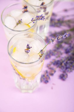 Lavanta Limonata limon ve mor zemin üzerine buz. Suyu detoks. Yaz içeceği. Diyet kokteyl. Güzel.