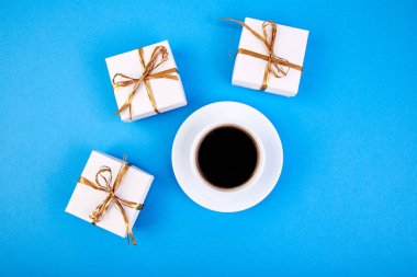 Kahve mavi zemin üzerine beyaz hediye kutusu Kupası yakınındaki altın şerit ile. Düz yatıyordu. Kopya alanı.