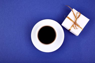 Kahve mavi zemin üzerine beyaz hediye kutusu Kupası yakınındaki altın şerit ile. Düz yatıyordu. Kopya alanı.